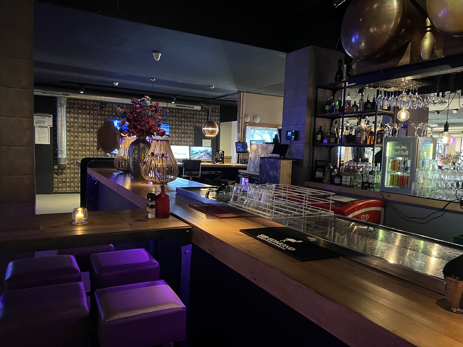 Foto van Bally's Bar, Grill & Bowling