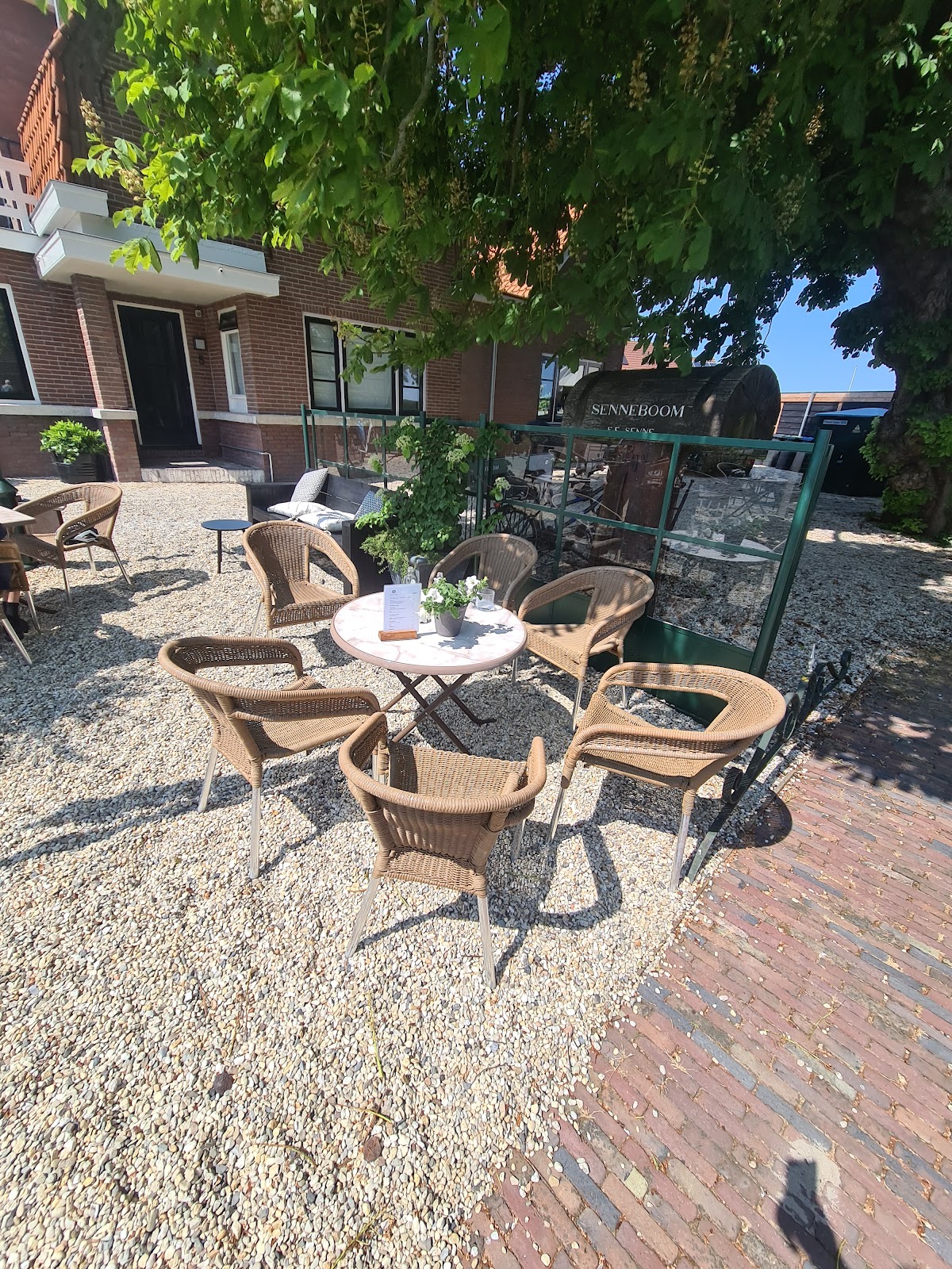 Foto van The Lake Inn - Bootverhuur -Bed en Breakfast -lunchroom