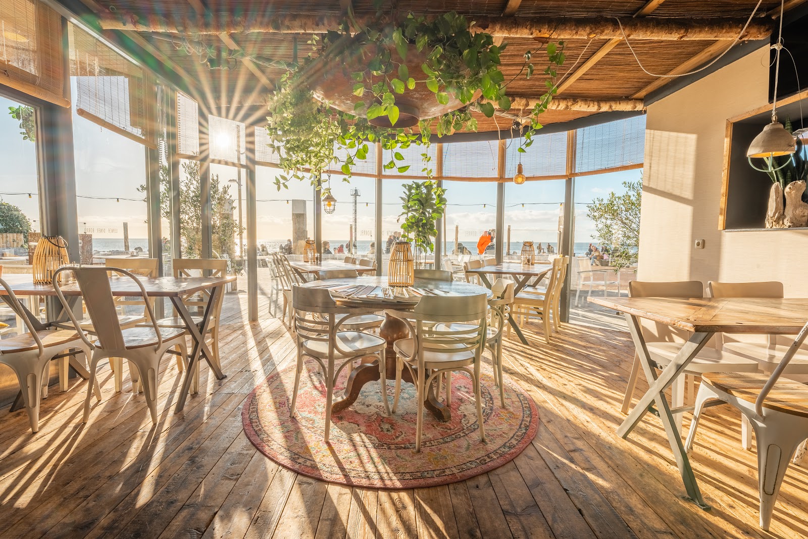 Foto van Gestrand, eten aan zee.