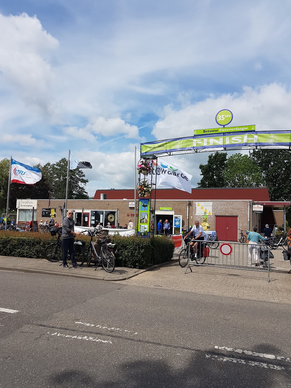 Foto van Dorpshuis De Avezathen parkeerplaats
