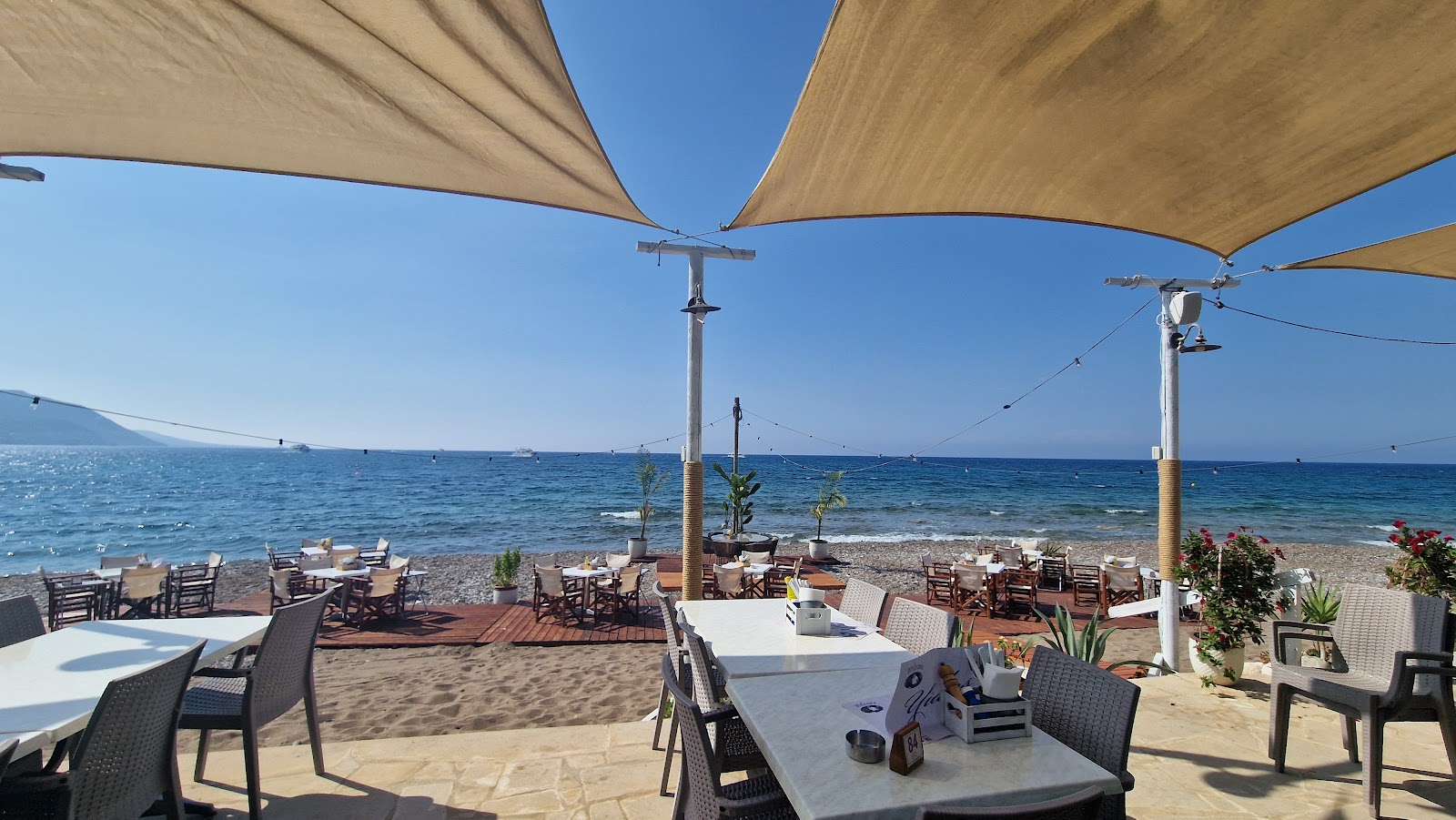 Foto van YIALOS BEACH GRILL HOUSE