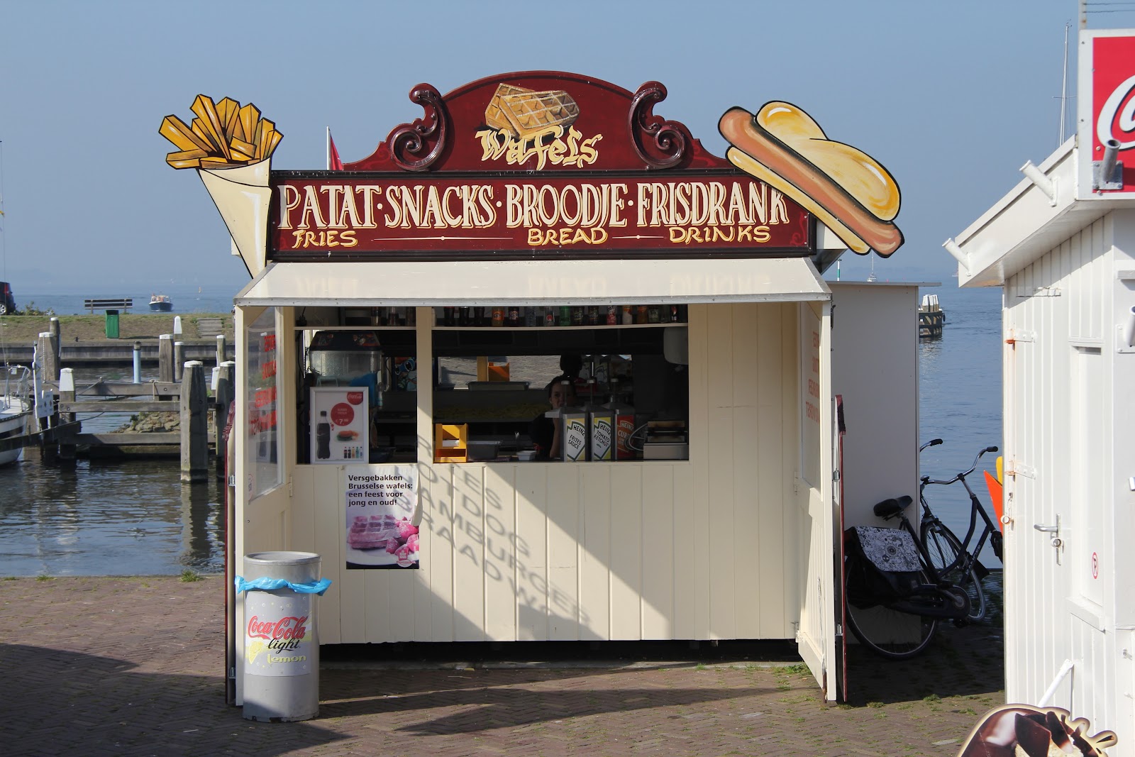 Foto van Marken, Wafels, Patat, Snacks, Broodjes, Frisdrank.