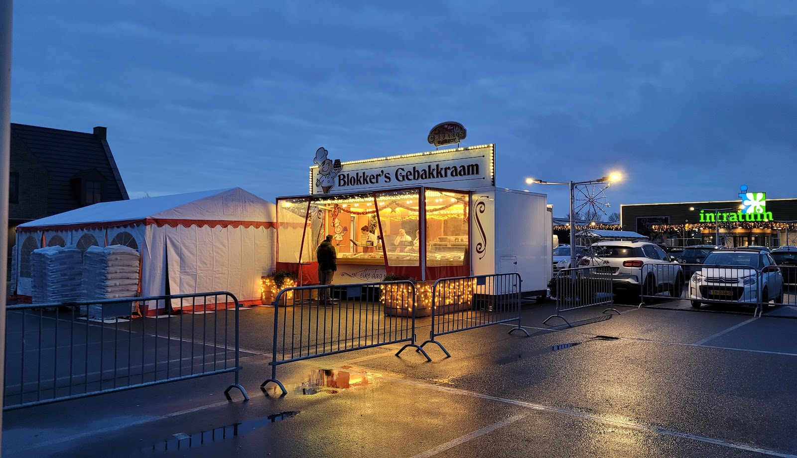 Foto van Oliebollen. Blokker's Gebakkraam