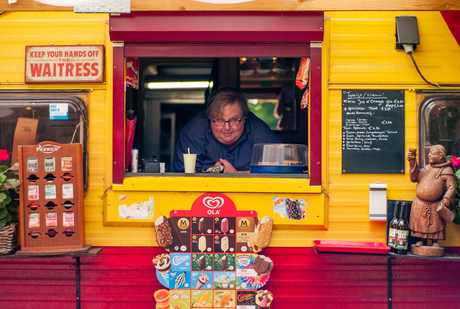 Foto van Bassie bij de beelden