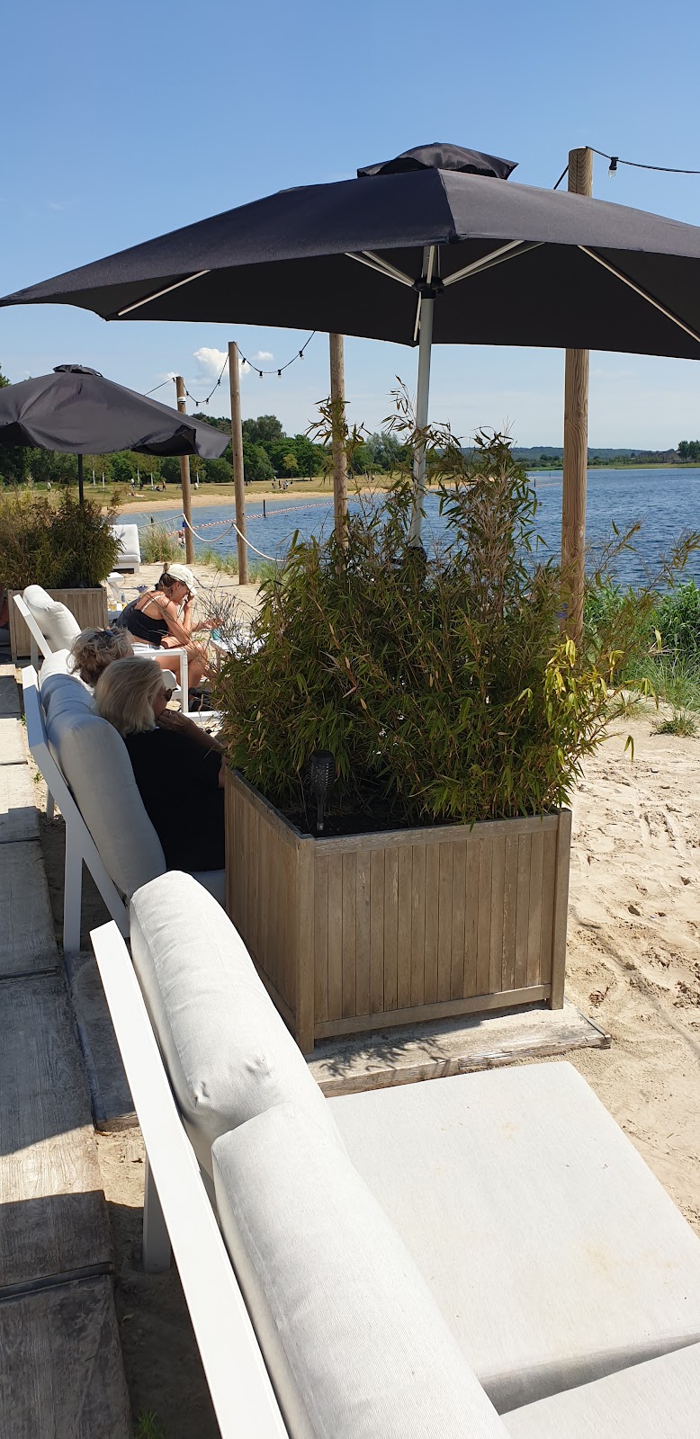 Foto van Strandpaviljoen évive aan het water