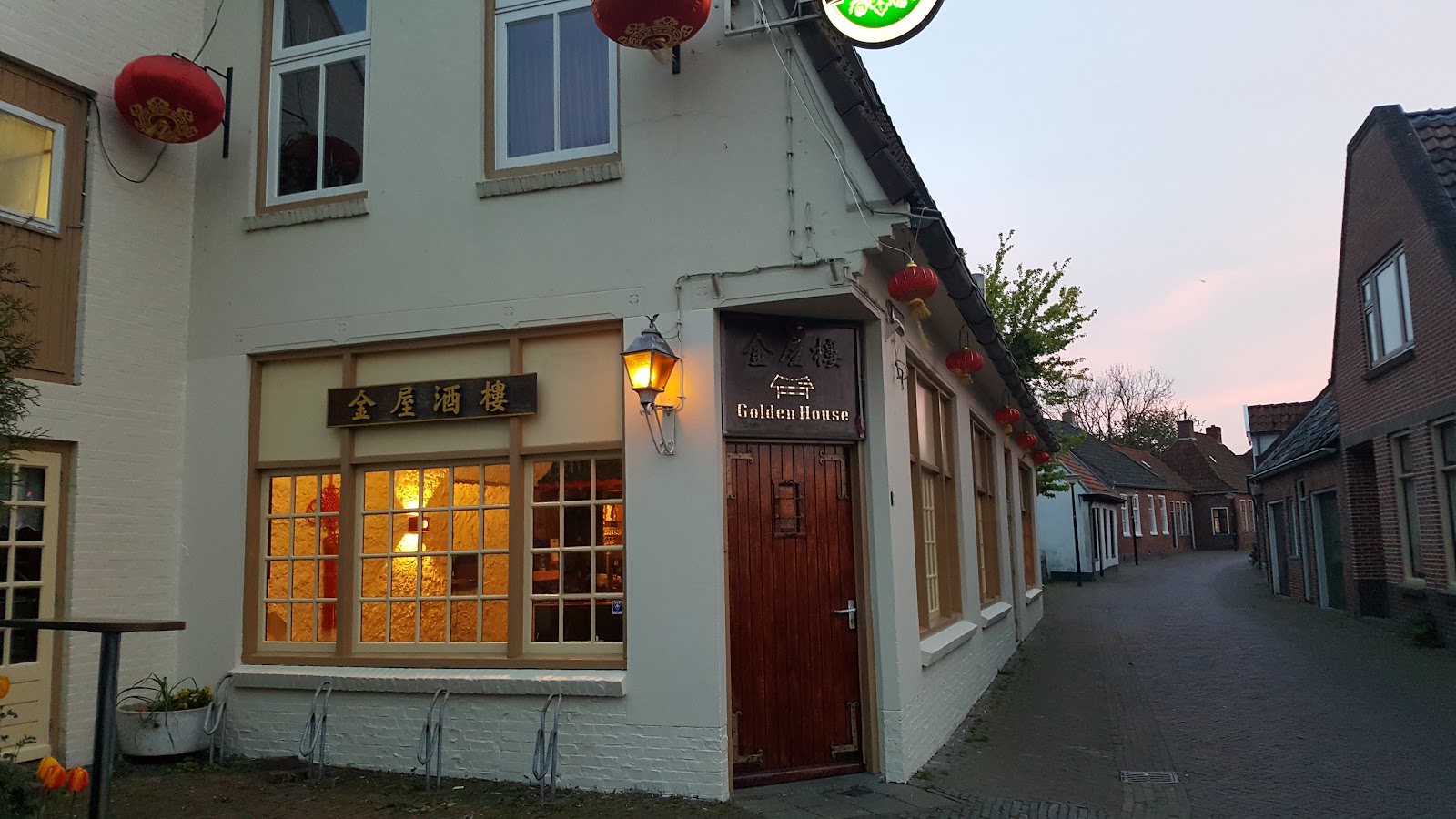 Foto van Golden House