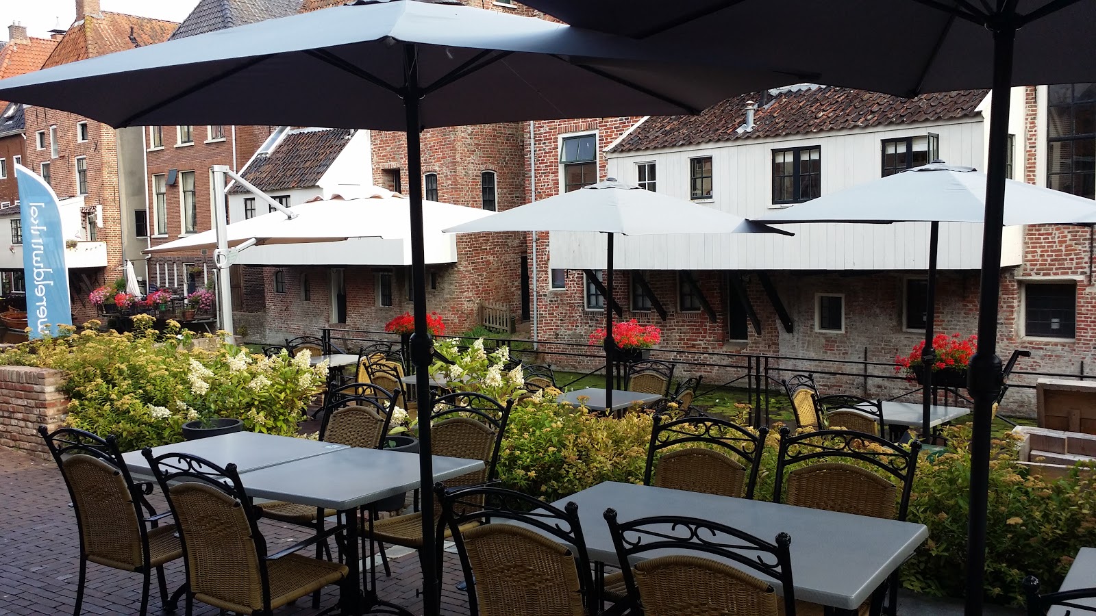 Foto van aan tafel bij De DAAMe