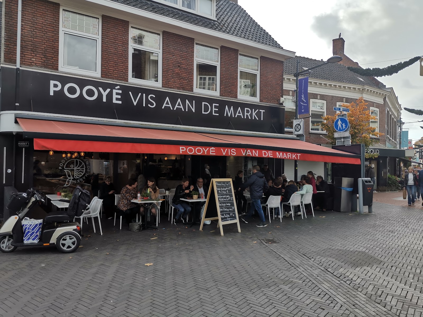 Foto van Pooyé Vis aan de Markt